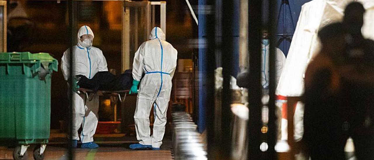 Traslado de uno de los cadáveres en el Puerto de Los Cristianos. | |