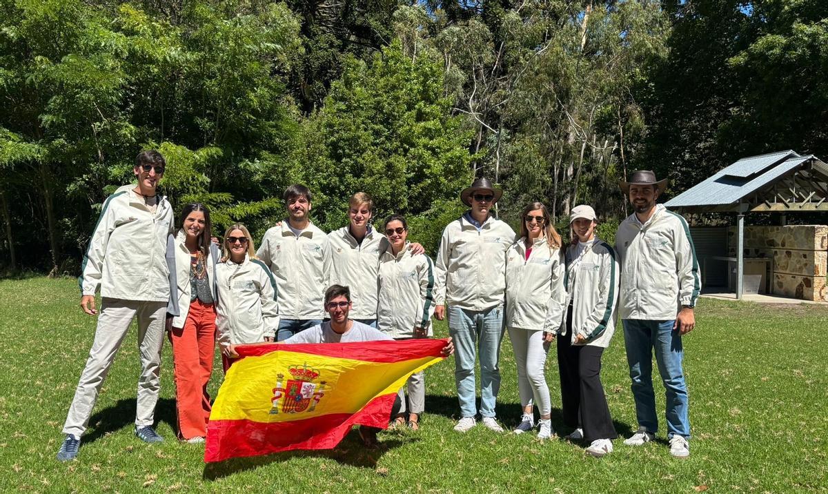 Parte del grupo de andaluces que se encuentra en Australia a la espera de regresar a España, con la malagueña Raquel Delgado y su marido, Francisco López, a la derecha de la imagen. La foto ha sido remitida a este periódico por Delgado.