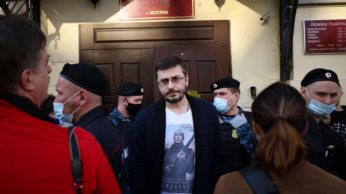 Un hombre en la salida de la sala del Tribunal por el juicio a cuatro periodistas de la revista universitaria DOXA.