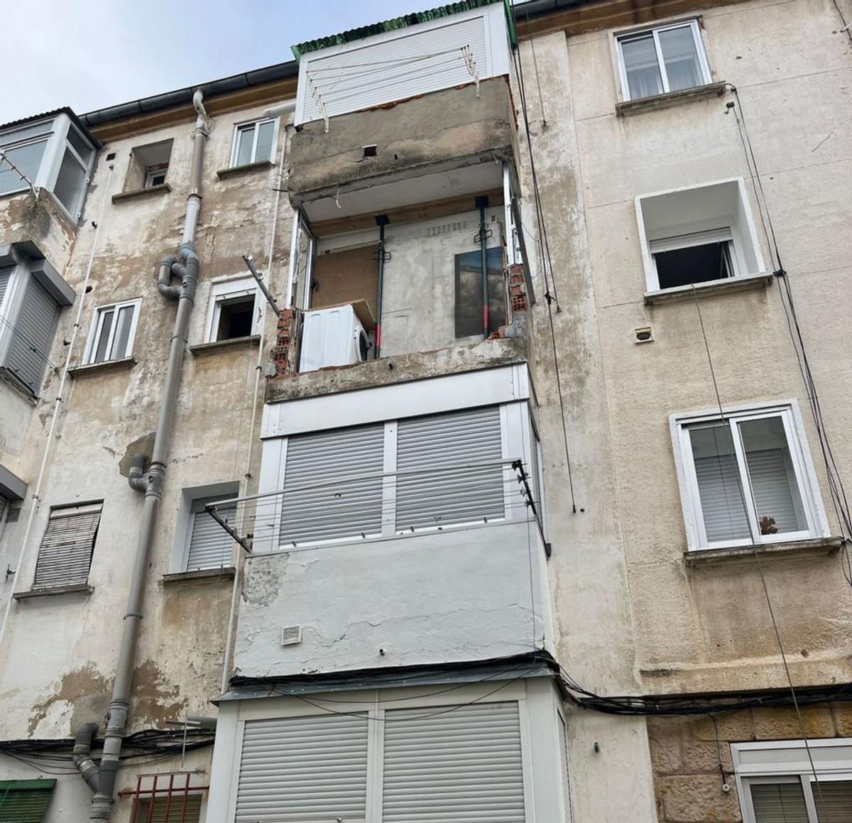 Terraza de la vivienda afectada sin el pretil, en el penúltimo piso. | J. N.