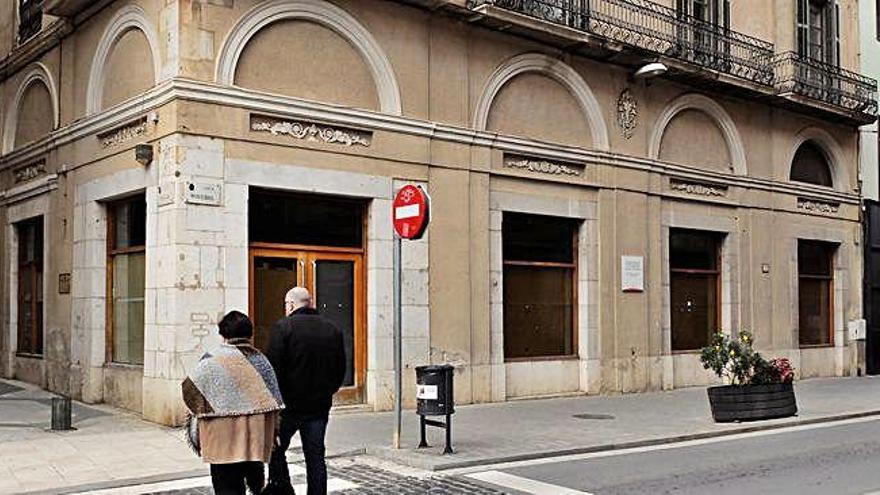 La façana principal de la Casa Fages al carrer Monturiol de Figueres.