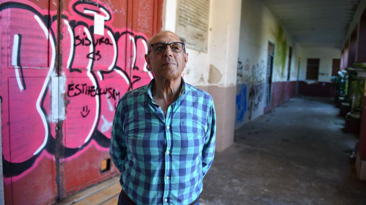 El pintor Plácido Vidal, en la entrada de la cárcel de la Torre. | // VÍCTOR ECHAVE