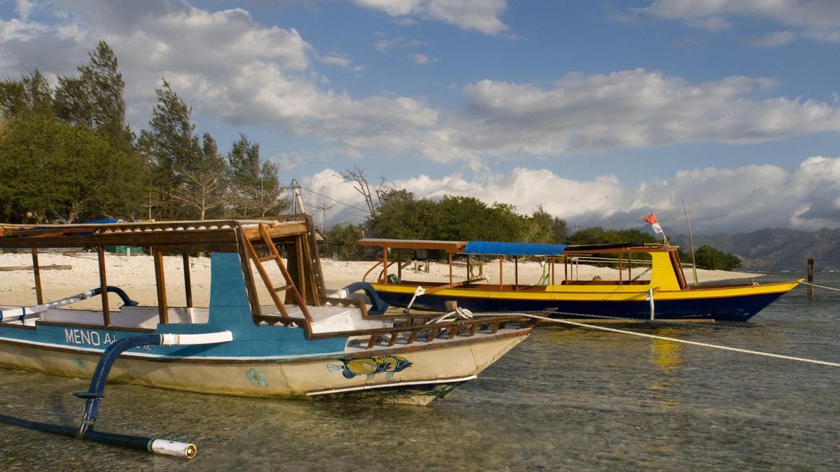 Imagen de archivo de embarcaciones en Indonesia.