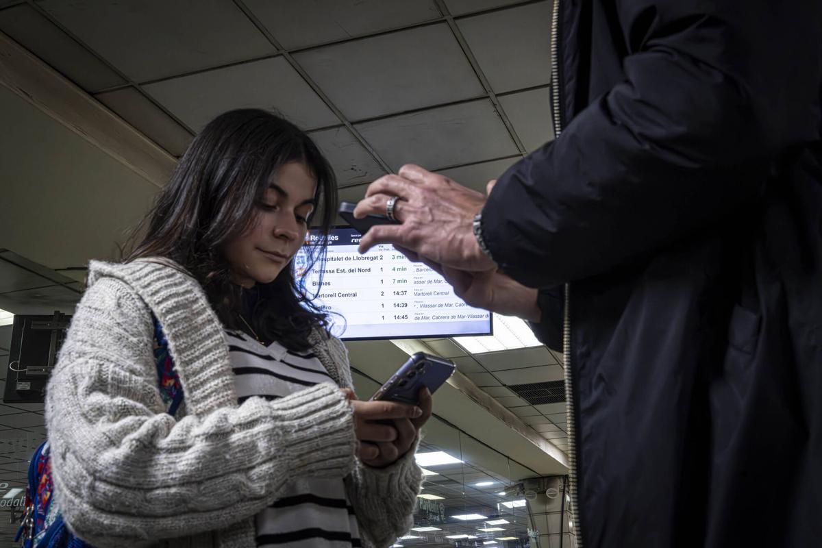 Barcelona, 30/01/2026 Barcelona. Quejas de usuarios de rodalies por demoras e incertidumbre en las llegadas del tren. Hay grupos de whatsapp de gente para saber cuando pasa el tren y si hay retrasos porque no se fían ni de las pantallas ni de las apps de rodalies. AUTOR: MANU MITRU