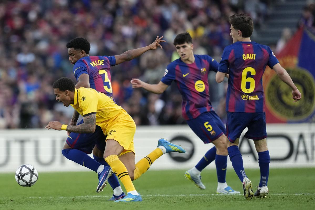 El jugador del Barcelona Alejandro Balde, durante el partido de la jornada 31 de LaLiga EA Sports que FC Barcelona y RCD Espanyol disputaron en el Camp Nou. EFE/ Enric Fontcuberta. (Barcelona)