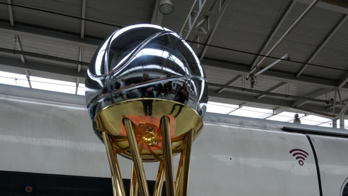 El trofeo de la Copa del Rey ACB, a su llegada en AVE a Málaga