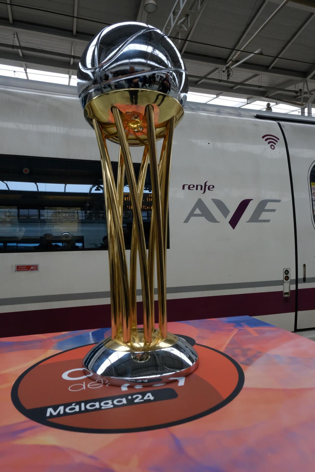 El trofeo de la Copa del Rey ACB llega a Málaga en AVE
