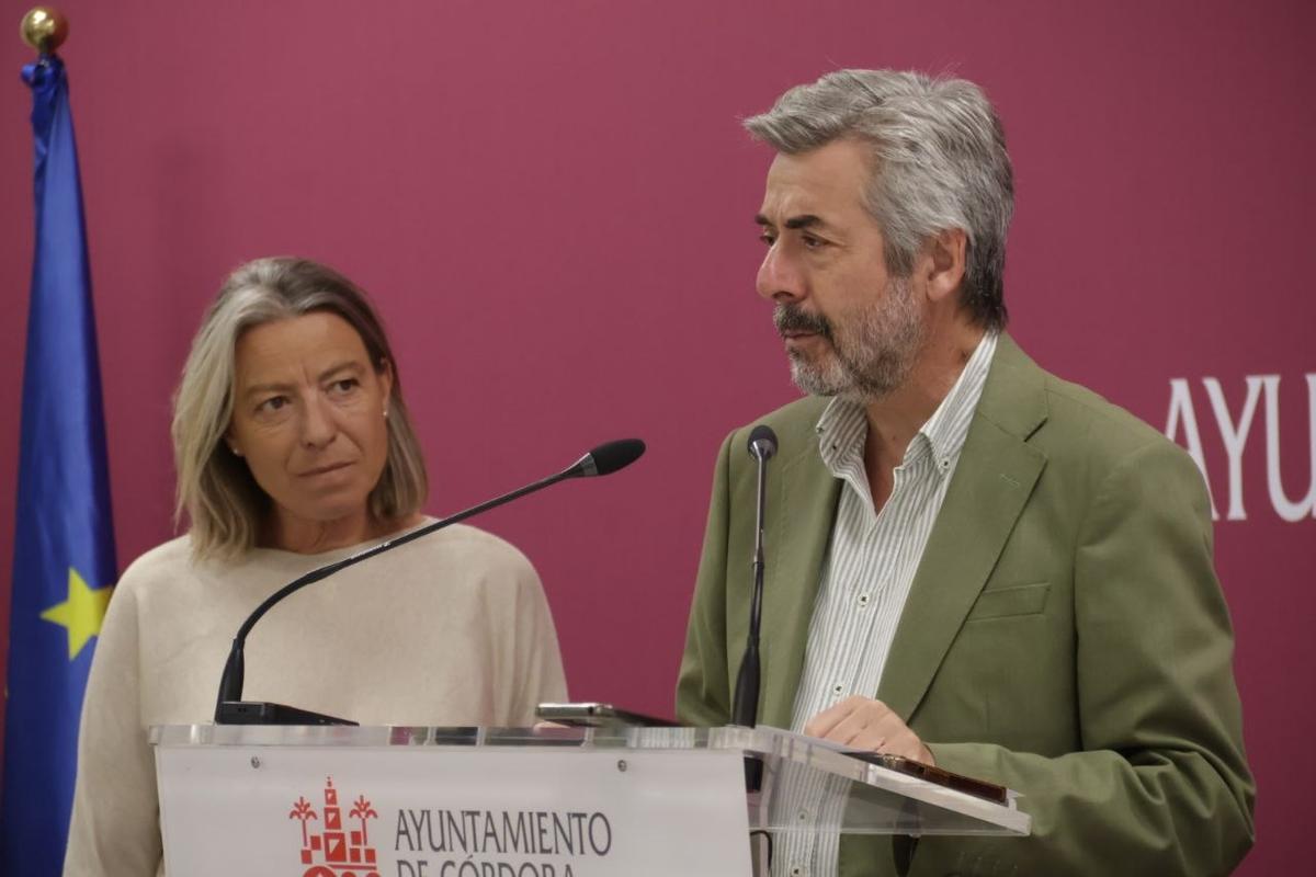 Isabel Albás y Miguel Ángel Torrico, en la presentación de los asuntos tratados en la junta de gobierno local de este lunes.