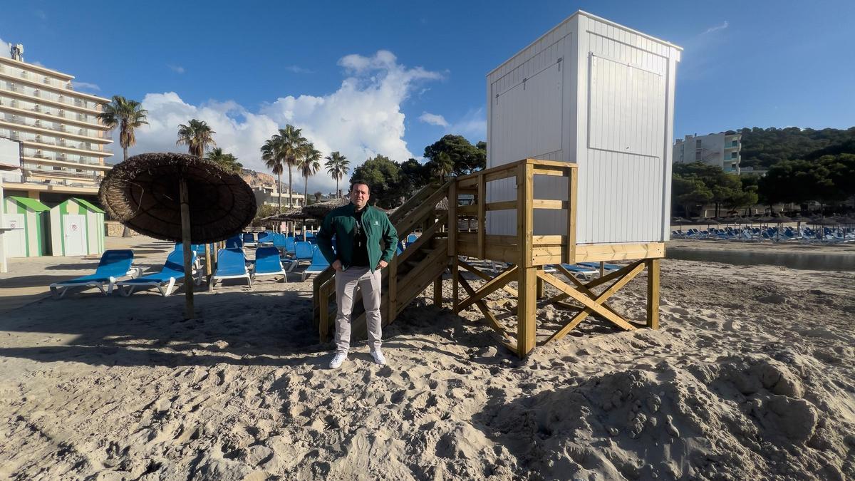 El regidor de Medio Ambiente Antoni Nicolau junto a la nueva torre de vigilancia.