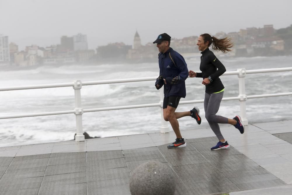 Las imágenes del temporal en Gijón.