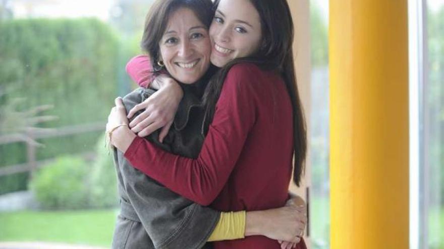 Noelia y su madre, Pilar, el pasado jueves en su casa de Oleiros, horas antes de partir hacia China. / c.pardellas
