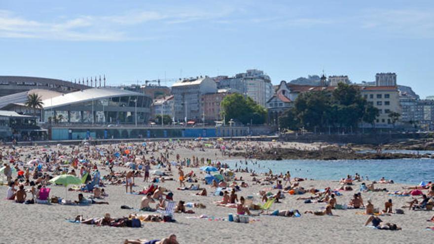 Bañistas en la playa coruñesa de Riazor.