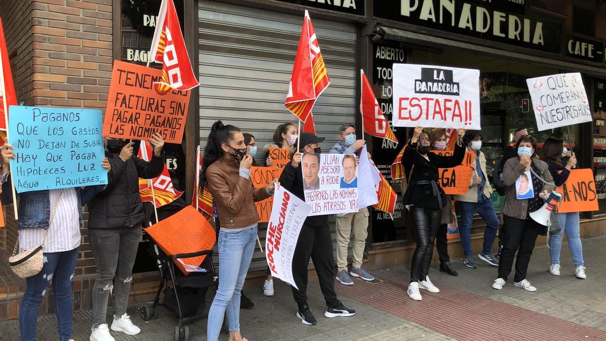 Las trabajadoras de &quot;La Panadería&quot; portan carteles de protesta frente al establecimiento de la Avenida de Madrid de Zaragoza