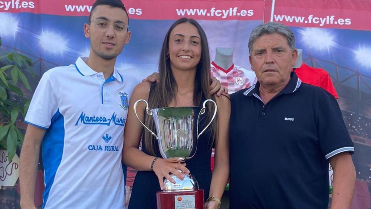 Representantes de la Bovedana recogieron el trofeo de campeón de Segunda Autonómica. |