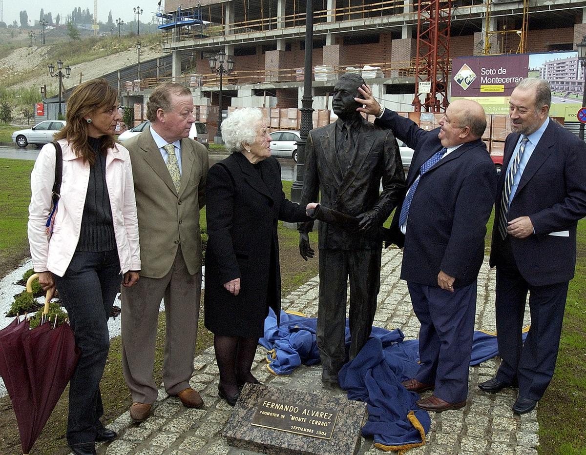 La familia de Fernando Álvarez, junto a la estatua de Fernando Álvarez, cuando se inauguró su plaza en Montecerrao, en septiembre de 2004, dos años después de su fallecimiento. A la derecha, el entonces alcalde de Oviedo, Gabino de Lorenzo.