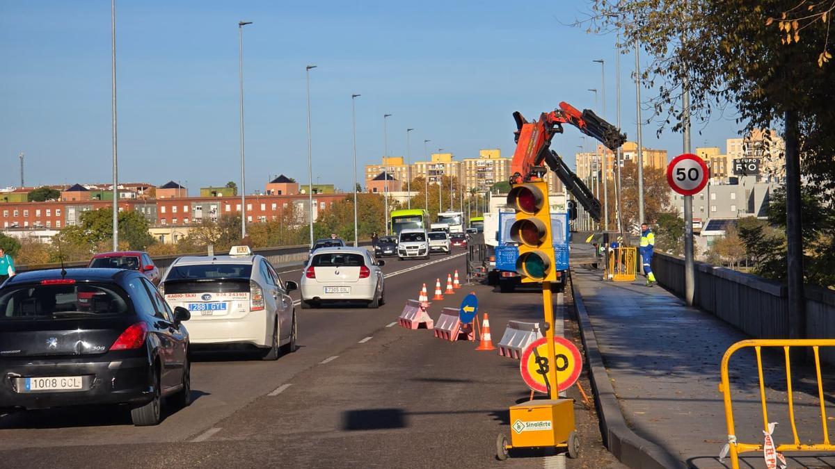 Los trabajos en el puente de la Universidad de Badajoz han comenzado a primera hora de la mañana de este miércoles.