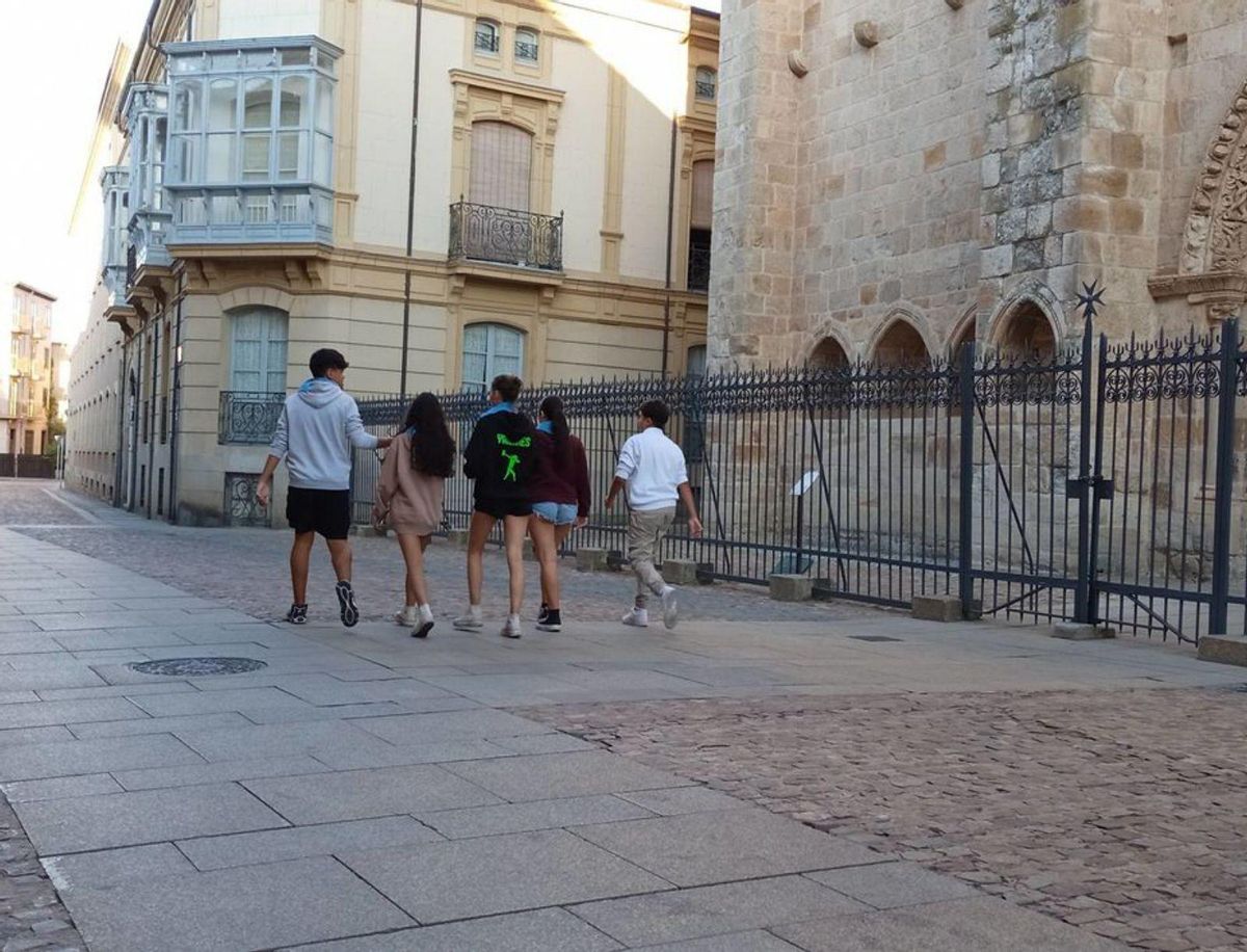 Un grupo de adolescentes camina por la rúa de los Francos. | Cedida