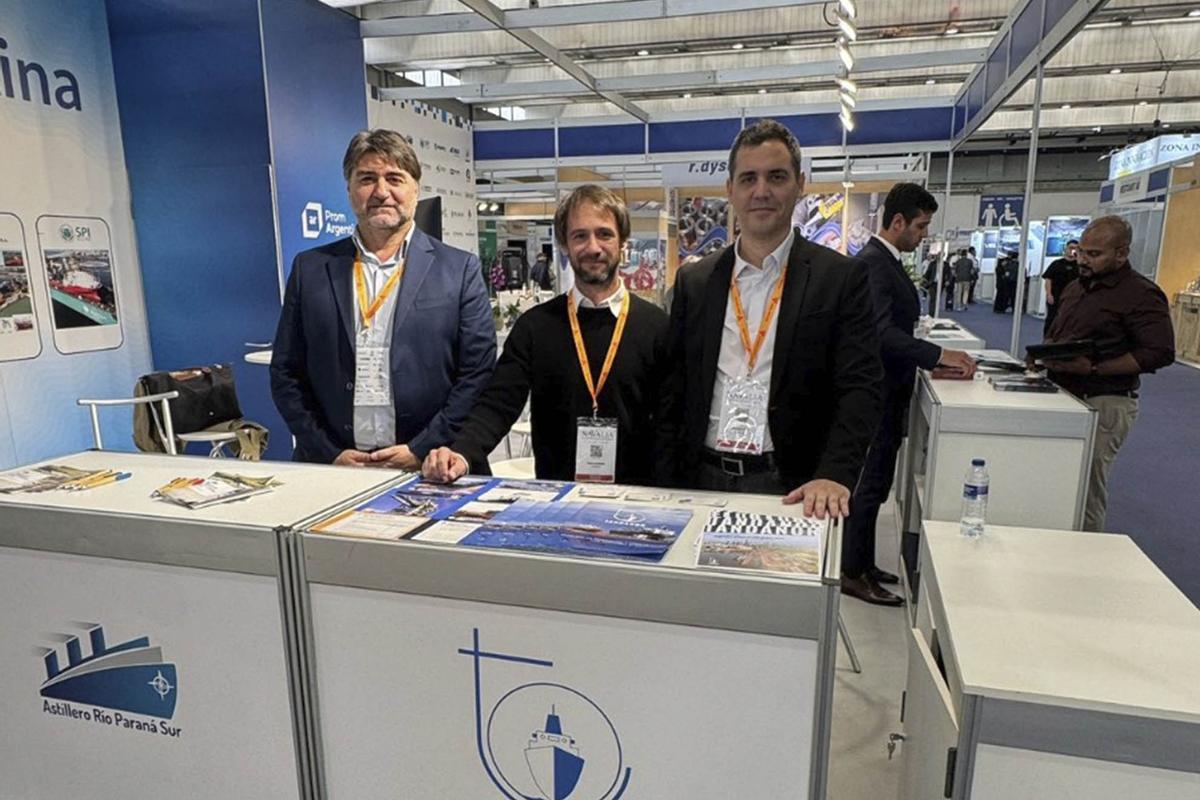 Los representantes de Tandanor en el stand de Argentina en Navalia.