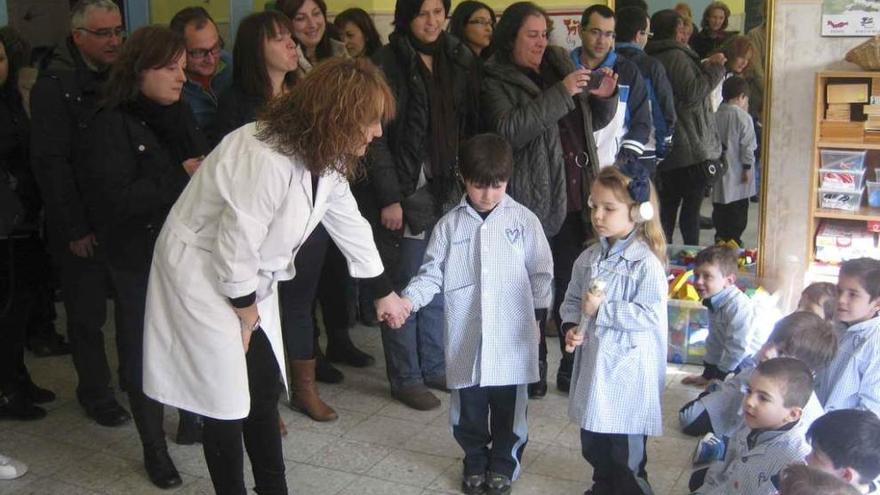 Padres visitan una de las aulas de educación infantil del colegio Amor de Dios de Toro. Foto