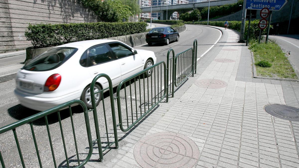 Vista de la empinada calle Isaac Peral hacia Travesía de Vigo donde el Concello proyecta otras rampas mecánicas