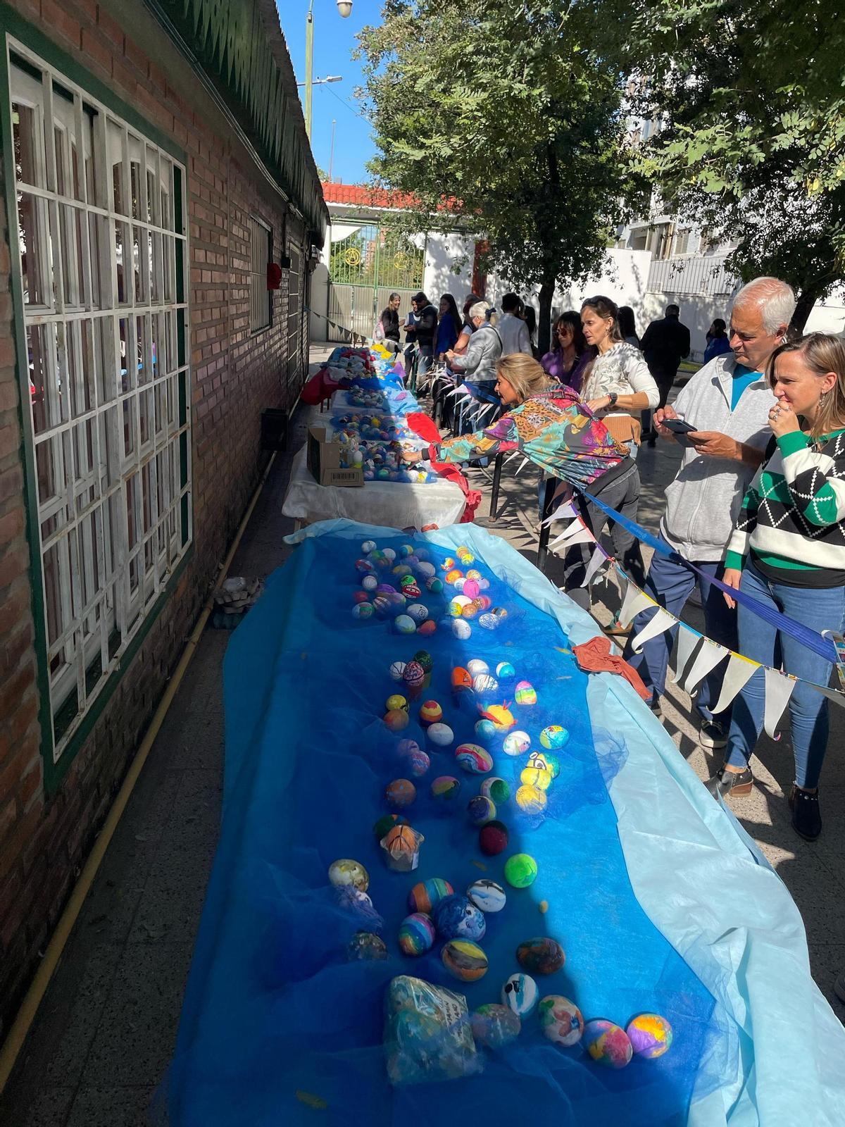 La exposición de huevos pintos en el colegio de Santa Fe