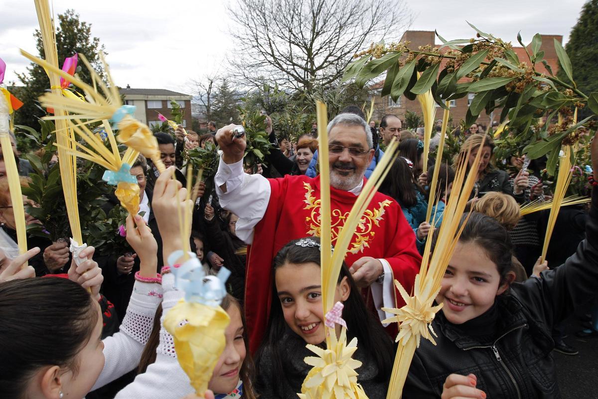 Jorge Fernández Cortés bendiciendo los ramos y palmas durante una procesión de Domingo de Ramos en San Pedro de los Arcos.