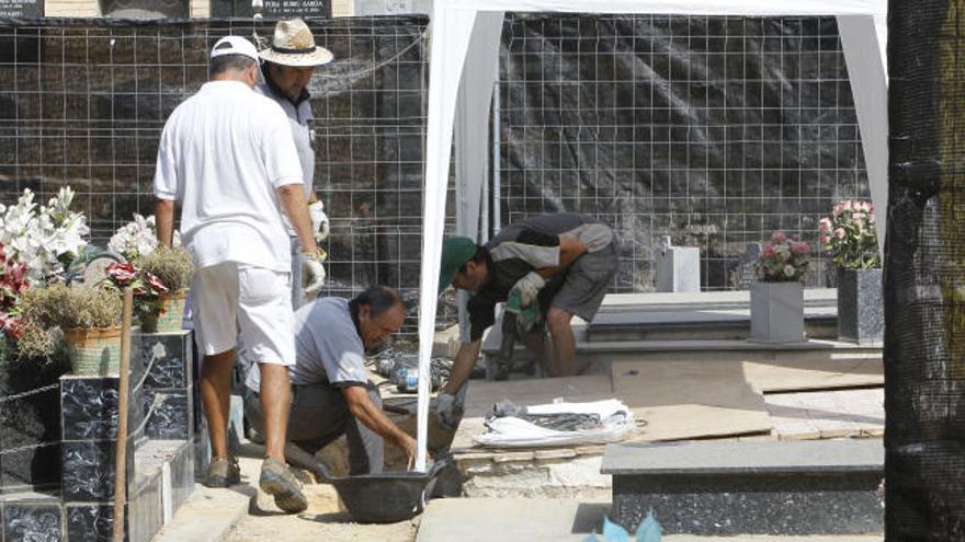 Los operarios proceden a la exhumación en el Cementerio de Paterna.