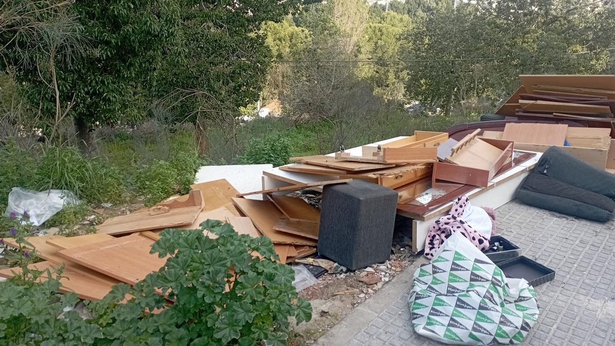 Una parte de la basura acumulada en calle Genoveses esta semana, pese a la limpieza municipal.