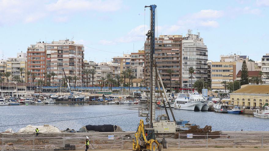 La transformación del puerto de Torrevieja en zona de ocio, en marcha con la obra de la nueva lonja