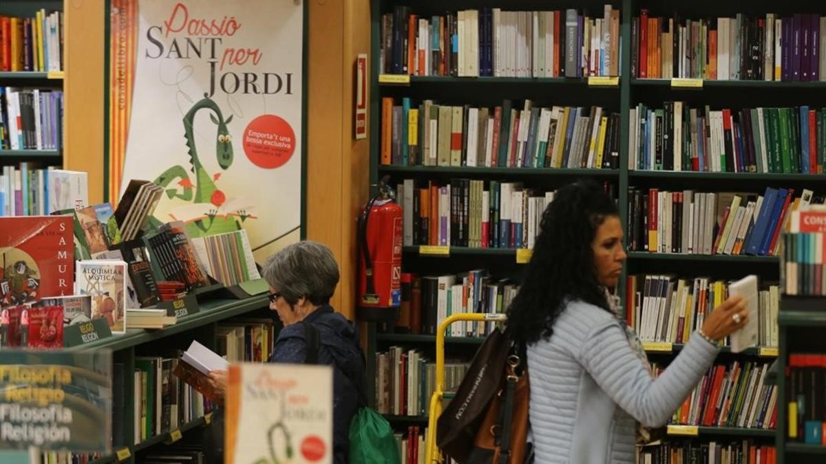 Compradores en la Casa del Libro, en el paseo de Gràcia.