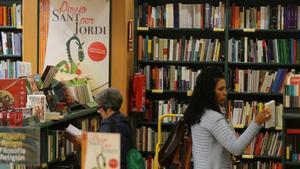 Compradores en la Casa del Libro, en el paseo de Gràcia.