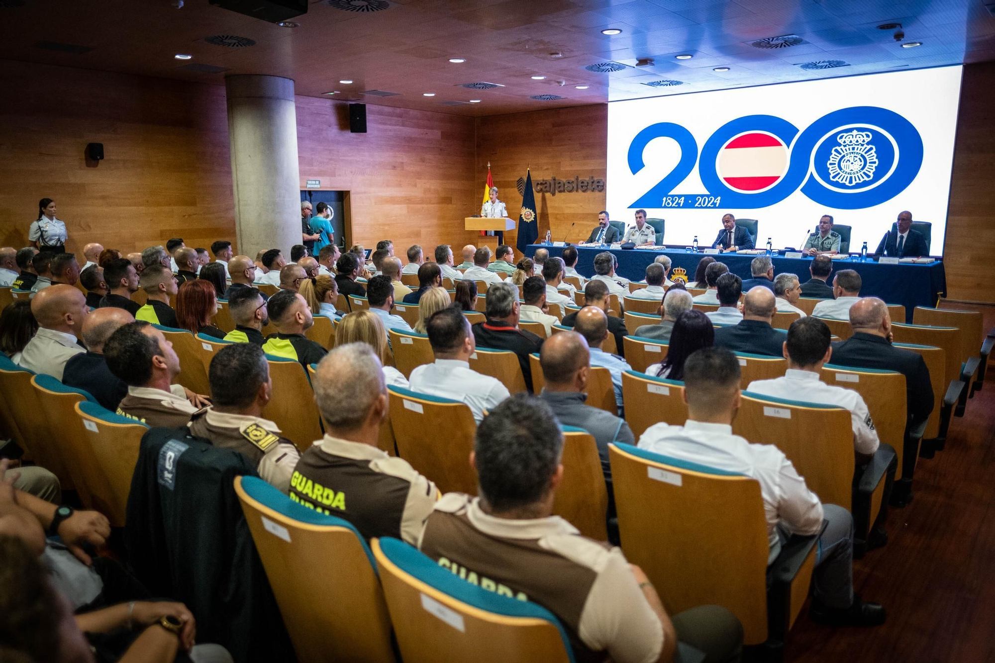 Entrega de distinciones a vigilantes de seguridad por la Policía Nacional