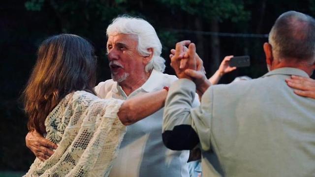 Tito Calviño, de frente, echando un baile en la Ruada de Val do Dubra