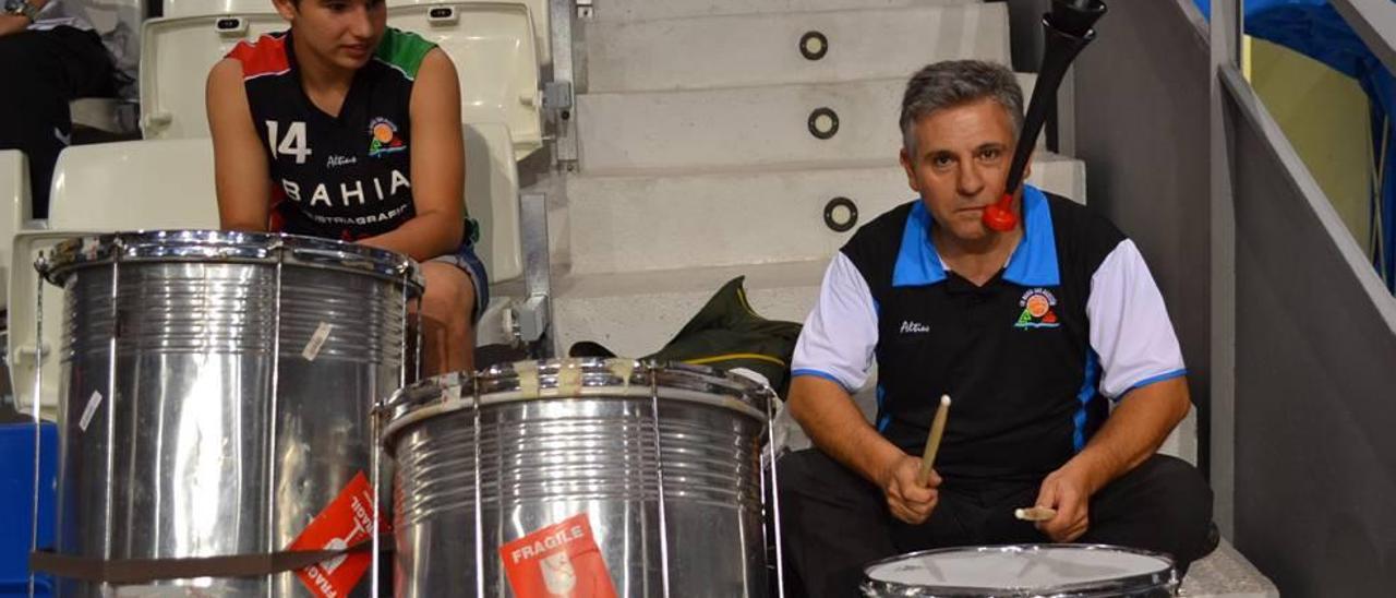 Rudy posa en el descanso de un partido del Bahía San Agustín en el pabellón de Son Moix con sus bombos y trompetas para animar al equipo balear.