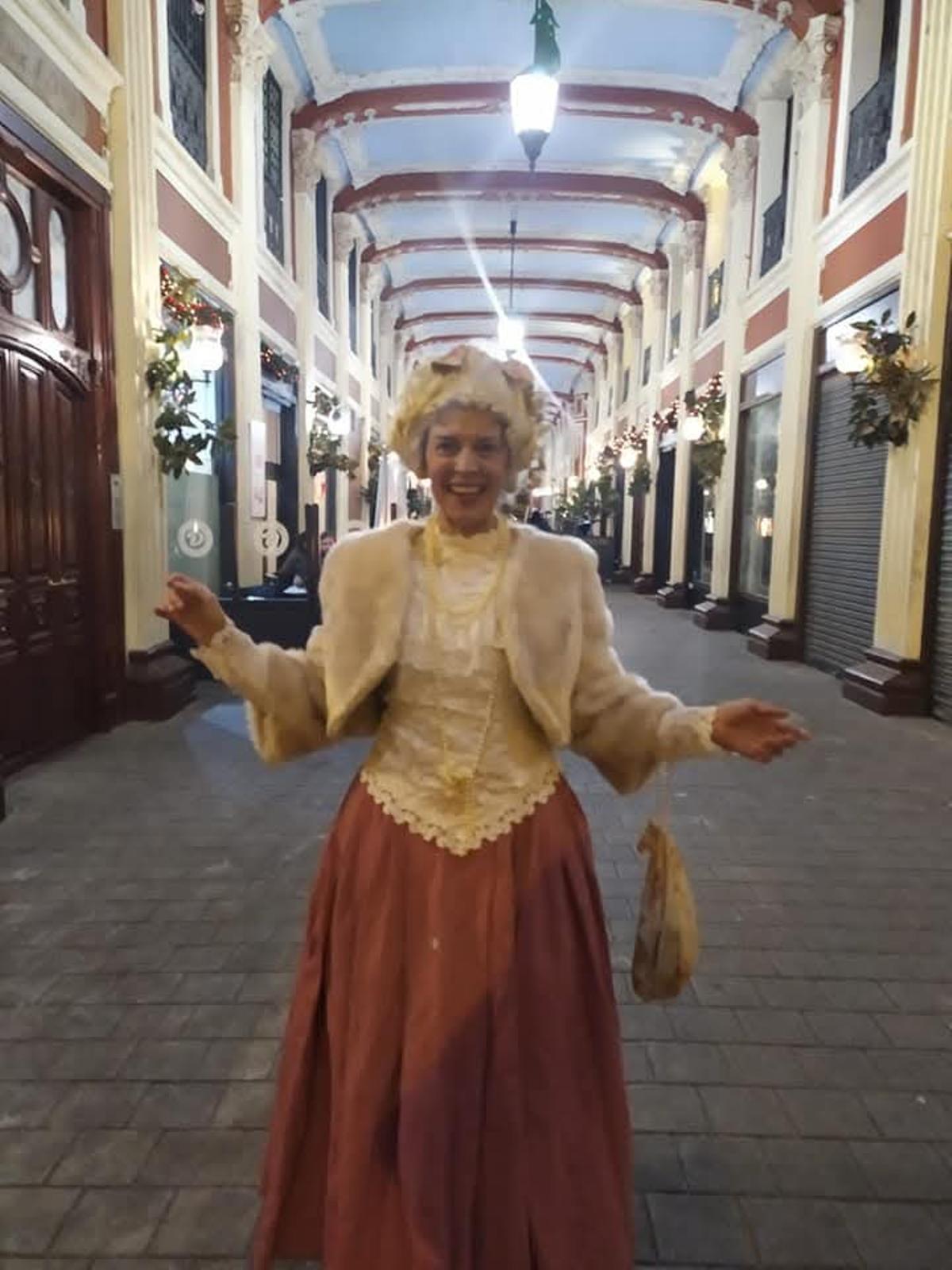 Susana Martínez en una visita por el centro de Zaragoza.