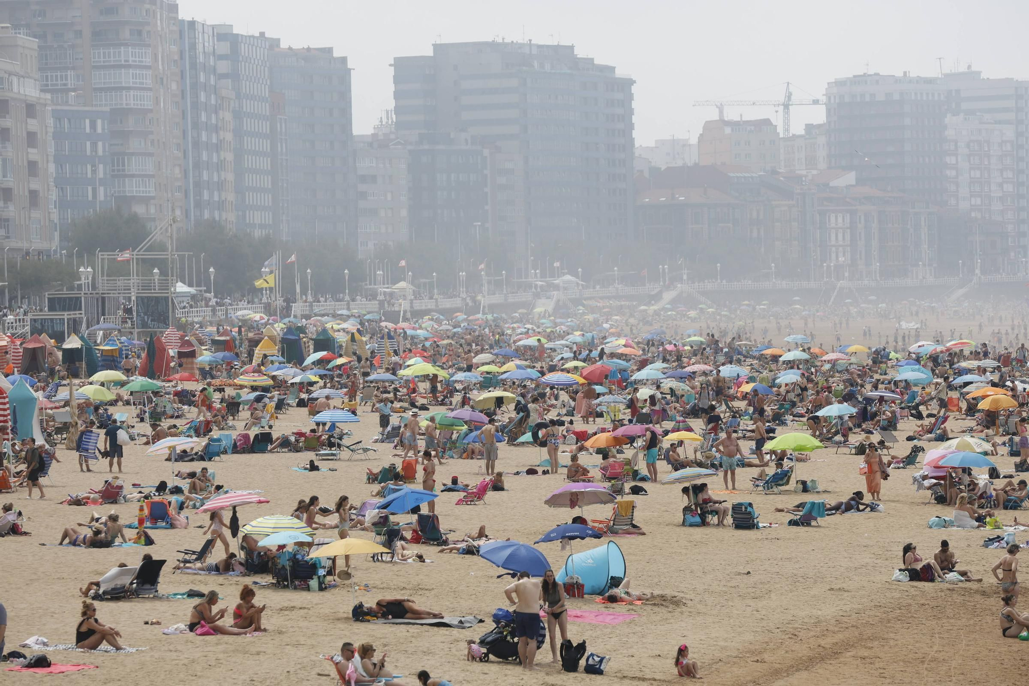 En imágenes: Gijón disfruta de otra jornada calurosa y con mucho bochorno