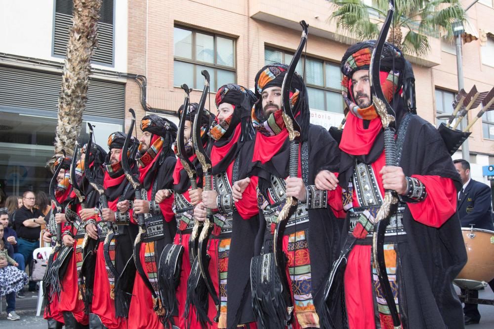 Las diez comparsas del bando de la media luna desplegaron sus armas en la Entrada que reunió a miles de espectadores en la calle Alicante y Ancha de Castelar.