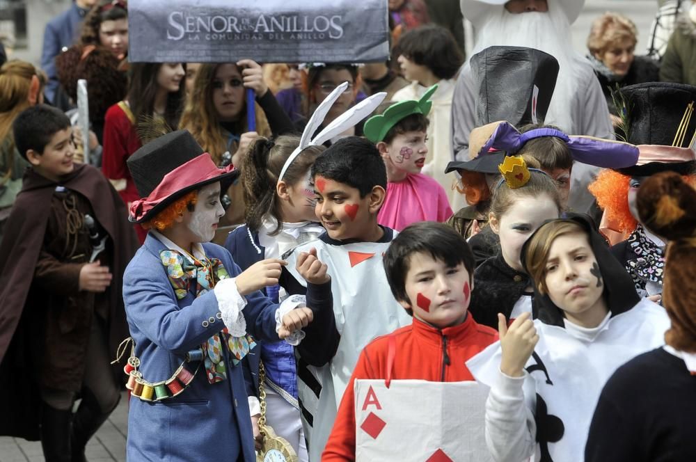 Los alumnos del colegio Liceo Mierense celebran el Carnaval.