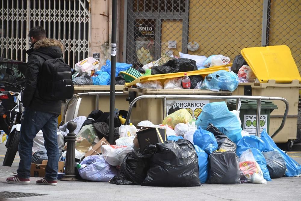 Basura sin recoger en las calles de A Coruña