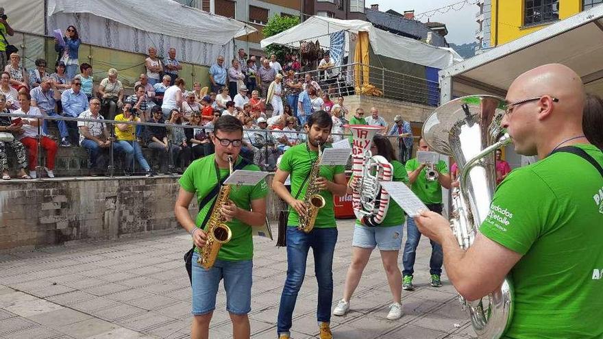 La actuación de la charanga &quot;Paentamala&quot; en Sotrondio.