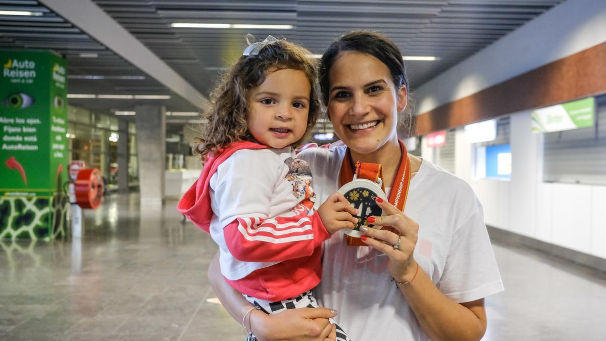 Almudena Rodríguez, junto a su sobrina, muestra la medalla de subcampeona mundial de 2019