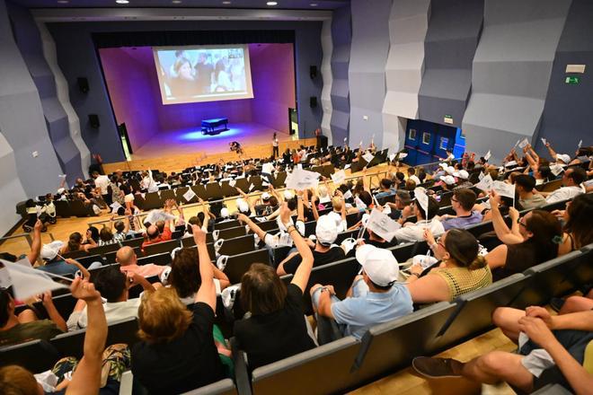 Cox abre su auditorio para vivir en hermandad la visita de Enrique Riquelme al Hormiguero de Pablo Motos