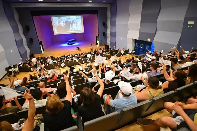Cox abre su auditorio para vivir en hermandad la visita de Enrique Riquelme al Hormiguero de Pablo Motos
