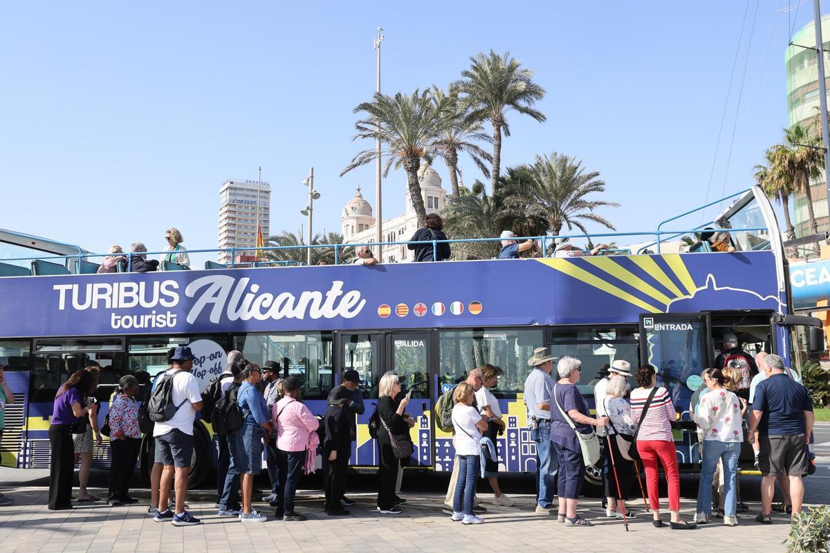 Cruceristas tomando un autobús tras desembarcar en el puerto.
