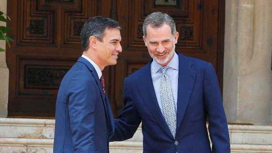 Felipe VI recibe a Sánchez a las puertas de Marivent.  // Reuters
