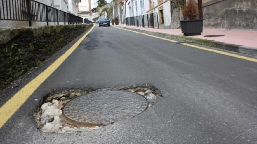 Uno de los desperfectos visibles en la calle Párroco Infanzón, cuya rehabilitación se inauguró hace menos de un año.