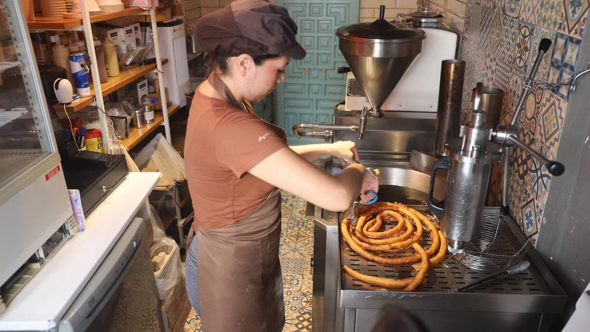 Isabela Portugal prepara churros para un cliente.