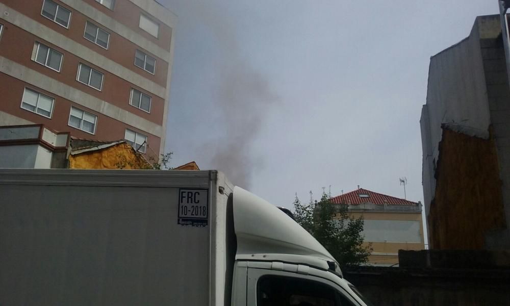 Arde una casa abandonada en Vigo