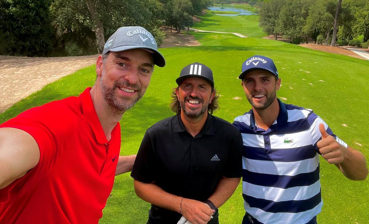 Pau Gasol, junto al actor Jordi Ríos y el profesional, Adri Arnaus, compartiendo una ronda de golf en Camiral Golf &amp; Wellness