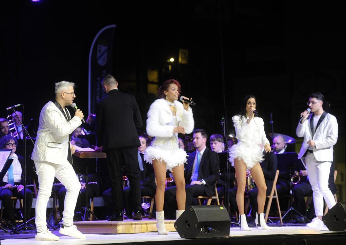 Actuación da Orquestra 
Compostela coa banda.